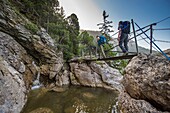 Frankreich, Haute Savoie, Bornes-Massiv, Glieres, Wandertag 4, eine kleine Fußgängerbrücke über den Pas du Roc