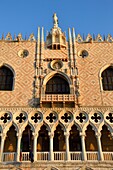 Italien, Venetien, Venedig, von der UNESCO zum Weltkulturerbe erklärt, der Stadtteil San Marco, der Canal Grande und der Palazzo Ducale (Dogenpalast)