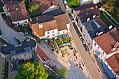 Frankreich, Dordogne (24), Périgord Vert, Bourdeilles, Café-Restaurant auf dem Platz (Luftaufnahme)