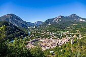 Frankreich, Alpes-de-Haute-Provence, Regionaler Naturpark Verdon, Castellane, Blick vom Gipfel des Roc auf das Verdon-Tal und die Stadt