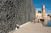 Frankreich, Bouche du Rhone, Marseille, zeitgenössische Architektur an der Küste von Mucem und der Turm des Fort Saint Jean