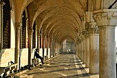 Italien, Venetien, Venedig, von der UNESCO zum Weltkulturerbe erklärt, Markusplatz, Dogenpalast mit Arkaden und Säulen (Palazzo Ducale)