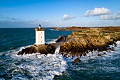 Frankreich, Finistere, Iroise Meer, Parc Naturel Regional d'Armorique (Regionaler Naturpark Armorica), Le Conquet, Pointe de Kermorvan, Leuchtturm Kermorvan (Luftaufnahme)