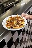 Kanada, Provinz Quebec, Region Centre-du-Québec, auf den Spuren der Erfindung der Poutine, Drummondville, Restaurant Le Roy Jucep, eine Poutine