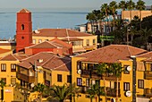 Spanien, Kanarische Inseln, Teneriffa, Playa de Las Americas, Blick von oben auf den Ferienort, Dämmerung