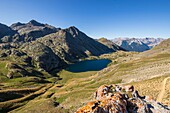 Frankreich, Alpes-Maritimes, Nationalpark Mercantour, CAF-Schutzhütte (2380m) und großer See (2325m) der Vens-Seen