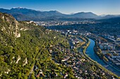 Frankreich, Isere, Grenoble Stadt, Bastille, Isère Fluss, Drac Fluss, Chartreuse, Vercors und Belledonne Berge im Hintergrund (Luftaufnahme)