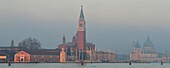 Italien, Venetien, Venedig, von der UNESCO zum Weltkulturerbe erklärt, die venezianische Lagune (Laguna), die Insel und die Kirche San Giorgio Maggiore und Santa Maria della Salute