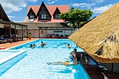 Seychellen, Insel La Digue, Sonnenanbeter an der Poolbar der La Digue Lodge