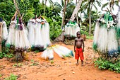 Benin, Bezirk Südwest, Ahémé-See, Kind vor Fischernetzen