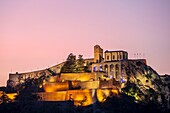 Frankreich, Alpes-de-Haute-Provence, Sisteron, die Zitadelle aus dem XIII-XVI Jahrhundert, die Kapelle aus dem 15. Jahrhundert und der Glockenturm oder Kerker in der Abenddämmerung