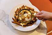 Kanada, Provinz Quebec, Region Centre-du-Québec, auf den Spuren der Erfindung der Poutine, Drummondville, Restaurant Le Roy Jucep, eine Poutine unter dem Vergrößerungsglas