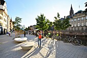 Frankreich, Bas Rhin, Straßburg, Fußgängerzone am Quai des Bateliers, Altstadt, die von der UNESCO zum Weltkulturerbe erklärt wurde, das Palais des Rohan, in dem das Museum für Kunstgewerbe, Schöne Künste und Archäologie untergebracht ist, und die Kathedrale Notre Dame