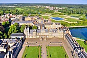 Frankreich, Seine und Marne, Schloss Fontainebleau, von der UNESCO zum Weltkulturerbe erklärt (Luftaufnahme)