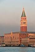 Italien, Venetien, Venedig, von der UNESCO zum Weltkulturerbe erklärt, die venezianische Lagune (Laguna), der Dogenpalast und der Glockenturm der Markusbasilika (Basilica di San Marco) am Ufer des Canal Grande