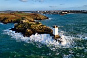 Frankreich, Finistere, Iroise Meer, Parc Naturel Regional d'Armorique (Regionaler Naturpark Armorica), Le Conquet, Pointe de Kermorvan, Leuchtturm von Kermorvan (Luftaufnahme)