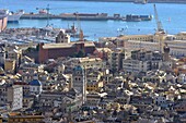 Italien, Ligurien, Genua, Panorama mit San Lorenzo Kathedrale und Hafen