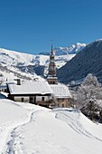 Frankreich, Savoyen, Beaufortain-Massiv, die Dorfkirche von Hauteluce, der Joly-Pass und der Mont Blanc