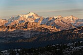 Frankreich, Haute Savoie, Bornes-Massiv, Glieres, Wandertag 1, vom Gipfel des Parmelan Blick auf das Mont-Blanc-Massiv bei Sonnenuntergang