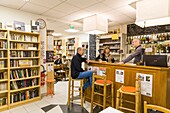 Frankreich, Indre et Loire,Montlouis sur Loire, le Conciliabule, assoziative Bar, Cafe-Buchhandlung, Kunden an der Theke