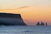 Island, Region Sudurland, Vik, Reynisfjall-Klippen, Reynisdrangar-Nadeln