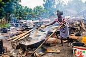 Benin, Bezirk Kouffo, Azove, Frau bei der Herstellung von handgemachter Seife mit Palmöl und Pottasche