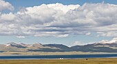 Kirgisistan, Provinz Naryn, Son-Kol-See, 3000 m Höhe, Panoramablick auf ein Nomadenlager und Reiter am See