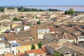 Frankreich, Gard, Petite Camargue, Aigues-Mortes, Gesamtansicht der Stadt mit ihren Stadtmauern und unten das Marais de Peccais (Salins du Midi)