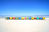 Südafrika, Westkap, Bunte Strandhütten am Strand von Muizenberg in Kapstadt