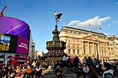 Vereinigtes Königreich, London, Piccadilly Circus, Menschenmenge am Fuße der Statue des Eros