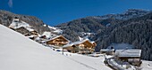 Frankreich, Savoyen, Massif du Beaufortain, Areches Beaufort, familiäres Ferienortpanorama des Weilers Boudin, der Pass des Pres und der Felsen Parstire