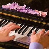 Frankreich, Indre et Loire, Champigny sur Veudes, alte Kapelle in eine Bar umgewandelt, der Pianist