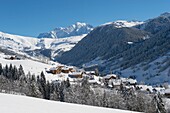 Frankreich, Savoyen, Massif Beaufortain, Dorf Hauteluce, der Joly-Pass und der Mont Blanc