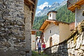 Frankreich, Savoyen, Berg der Vanoise, Pralognan la Vanoise, im Weiler La Croix, ein Paar auf Besuch in der Nähe der Kapelle des Weilers La Croix