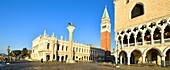 Italien, Venetien, Venedig (UNESCO-Welterbe), Markusplatz, Dogenpalast, die beiden Säulen mit dem Heiligen Theodor und dem Löwen von Venedig, das Gebäude der Libreria und der Glockenturm der Markusbasilika (Basilica di San Marco) im Hintergrund