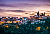 Spanien, Kanarische Inseln, Insel Gran Canaria, Aguimes, Stadtansicht mit Kirche Iglesia de San Sebastian, Abenddämmerung