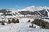 Frankreich, Savoyen, Massif du Beaufortain, der Ferienort am Saisies-Pass in der Region Bisanne mit Blick auf das Dorf und den Mont Blanc