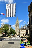 Frankreich, Finistere, Quimper, Rue Sainte Catherine und Kathedrale Saint Corentin