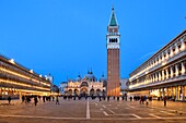 Italien, Venetien, Venedig, von der UNESCO zum Weltkulturerbe erklärt, Markusplatz, Glockenturm und Markusbasilika (Basilica di San Marco)