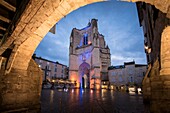 Frankreich, Aveyron, Villefranche de Rouergue, Place Notre Dame in der Abenddämmerung und der Glockenturm der Collegiale