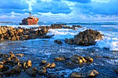 Südafrika, Westkap, versunkenes Wrack bei Sonnenuntergang an der felsigen Küste von Cape Aghulas, wo der Indische Ozean auf den Atlantik trifft