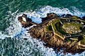 Frankreich, Finistere, Iroise Meer, Parc Naturel Regional d'Armorique (Regionaler Naturpark Armorica), Le Conquet, Pointe de Kermorvan, Leuchtturm von Kermorvan (Luftaufnahme)