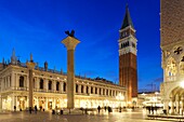 Italien, Venetien, Venedig (UNESCO-Welterbe), Markusplatz, Dogenpalast, die beiden Säulen mit dem Heiligen Theodor und dem Löwen von Venedig, im Hintergrund das Gebäude der Libreria und der Glockenturm der Markusbasilika (Basilica di San Marco)