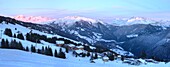 Frankreich, Savoyen, Beaufortain-Massiv, der Ferienort Col des Saisies, Panoramablick auf den Sonnenuntergang über dem Beaufortain-Gebirge und dem Mont Blanc von Bisanne 1500