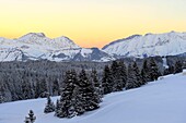 Frankreich, Savoyen, Beaufortain-Massiv, Sonnenaufgang über dem Aravis-Massiv vom Col des Saisies