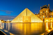 Frankreich, Paris, von der UNESCO zum Weltkulturerbe erklärtes Gebiet, Louvre-Museum, die Louvre-Pyramide des Architekten Ieoh Ming Pei