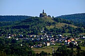 Frankreich, Mosel, zwischen Dabo und Haselbourg, Rocher des Falkenfels, von den Höhlenhäusern, Blick auf den Rocher de Dabo