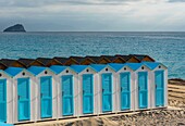 Italien, Ligurien, Noli, bunte Hütten am Strand