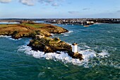 Frankreich, Finistere, Iroise Meer, Parc Naturel Regional d'Armorique (Regionaler Naturpark Armorica), Le Conquet, Pointe de Kermorvan, Leuchtturm von Kermorvan (Luftaufnahme)