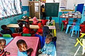 Namibia, Provinz Kunene, Kamanjab, Himbas und Herero-Kinder in ihrem Klassenzimmer